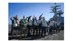 Milei y el embajador Lamelas visitaron el portaaviones USS Nimitz que vavega en aguas argentinas como parte de ejercicios navales.