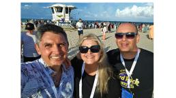 IPW 2026: El equipo de ABC MUNDIAL y ABC MUNDIAL COLOLMBIA en la playa de Fort Lauderdale. 