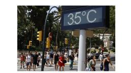 España enfrenta una ola de calor con temperaturas de hasta 36°C .