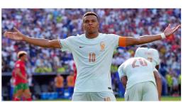 Mbappé se redime tras errar un penal y mete a Francia en semifinales del Mundial ante Marruecos.