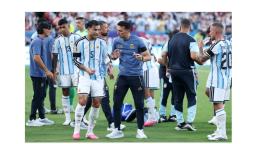 "El fútbol no es dos más dos igual a cuatro", dice Scaloni tras la clasificación de Argentina para enfrentar a Inglaterra en semifinales.