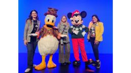 De izquierda a derecha: Julieta De Grazia, gerente senior de Ventas de Disney Destinations para Argentina, Chile y Perú; Donald Duck; Karina Giorgianello, CEO de ABC Mundial; Mickey Mouse; y Sarah Domenech, gerente de Relaciones Públicas de Disney Destinations para Latinoamérica.