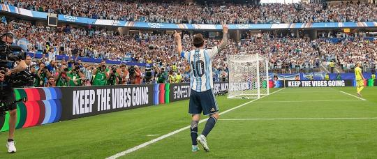 Messi brilló con un doblete y un récord histórico.