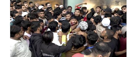 Fiebre del iPhone 17 en India largas filas y caos en las tiendas Apple