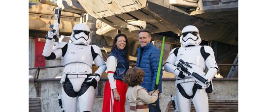Fernanda Castillo y Erik Hayser celebran el amor en familia desde el lugar más mágico del mundo