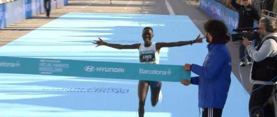 La keniana Chemnung rompe el récord femenino en la Media Maratón de Barcelona .