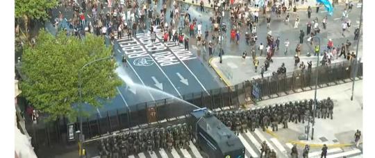 Reforma laboral: escándalo en Diputados, paro general e incidentes con gases y detenidos frente al Congreso.