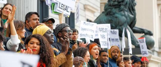 España aprobó una regularización masiva de inmigrantes indocumentados.