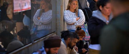 Comenzó la regularización masiva de inmigrantes en España con largas filas y muchas dudas.