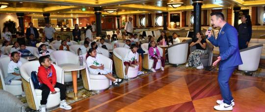 Royal Caribbean impulsa la educación marítima en Mahahual con el programa Royal Voyagers.
