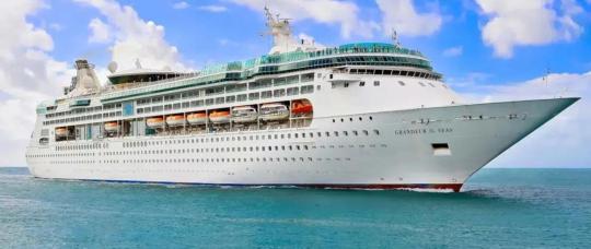 Grandeur of the Seas opera en el Caribe en mayo 2026 con rutas desde Colombia y Panamá.