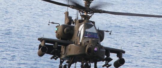 Estados Unidos lanza ataques contra Irán tras el derribo de un helicóptero Apache cerca del Estrecho de Ormuz.