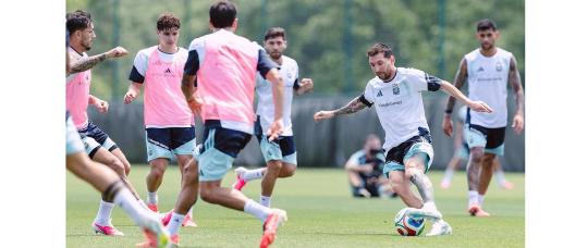 Messi inicia su sexto Mundial y Scaloni mantiene el misterio sobre el equipo para el debut ante Argelia.