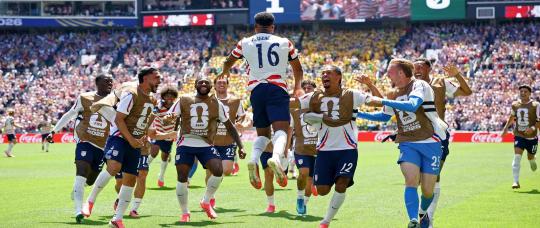 Estados Unidos vence a Australia 2 a 0 y clasifica a dieciseisavos del Mundial .