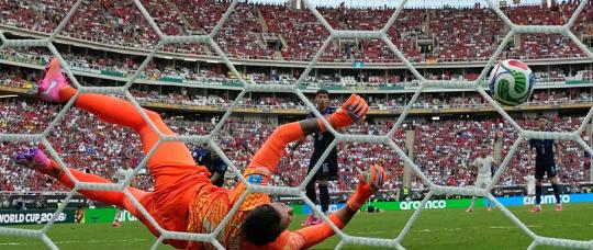 España gana el Grupo H del Mundial y elimina a Uruguay 1-0 tras error de Muslera.