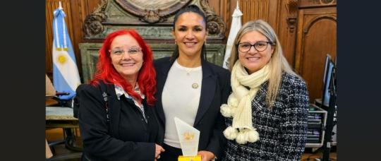 Mónica Navarro fue distinguida con el Premio Internacional Mujer Faro por su liderazgo en la industria marítima.
