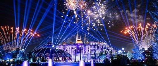 Universal Epic Universe estreia "Universal Celestial Goodnight", espetáculo noturno para encerrar cada dia no parque.