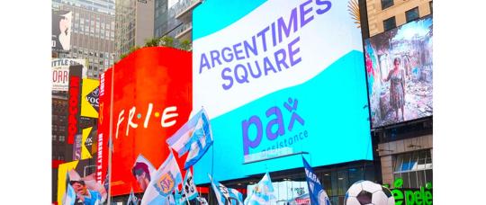 PAX Assistance llevó la pasión argentina a Times Square con una acción que se volvió viral durante la final del Mundial.