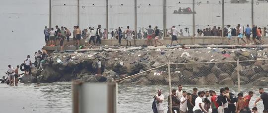 Crisis migratoria en España: más de 50 mil personas llegan a Ceuta desde Marruecos y crece la tensión .