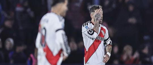 River perdió otra vez: gastó 70 millones de dólares en refuerzos y Coudet admite que podría dejar el cargo.