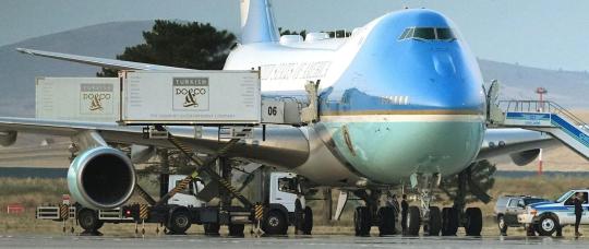 El cambio secreto de avión de Trump: evacuado en un contenedor de catering en medio de una amenaza de ataque iraní.