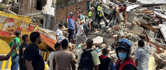 Colombia: decretan desastre nacional tras el sismo de 7,4 y crece el número de rescates con vida.