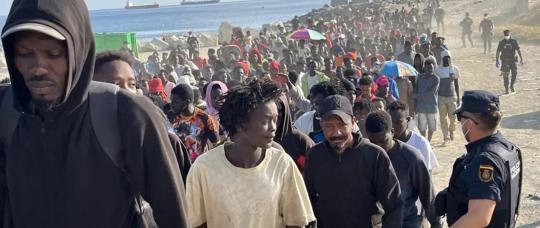 Cerca de 1.700 migrantes son trasladados de la playa a centros temporales de acogida en Ceuta.