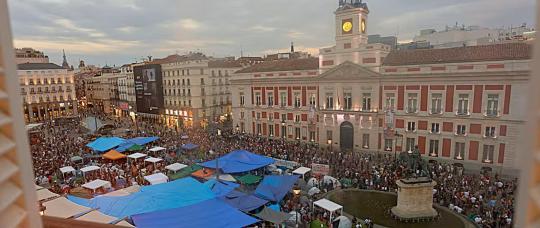 Más de mil personas acampan en La Puerta del Sol de Madrid para exigir leyes que frenen los desalojos.