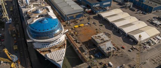 Royal Caribbean planeja expansão com novos navios até 2032.