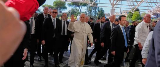 El papa León XIV evoluciona favorablemente tras la cirugía por cáncer de pulmón y comienza a caminar.