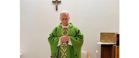 El papa León XIV celebra misa en el hospital Gemelli y muestra una evolución favorable tras su operación.