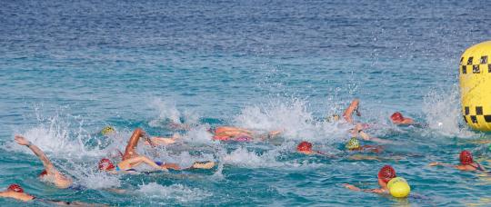Granada impulsa el turismo deportivo con una competencia de natación en aguas abiertas en Carriacou.