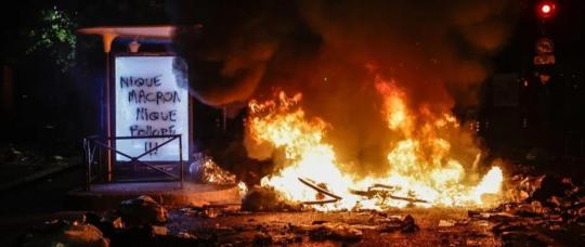 Francia e Italia sacudidas por violentas protestas contra el costo de vida .
