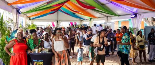 Barbados celebra 60 anos de independência com festival de gastronomia, rum e cultura.