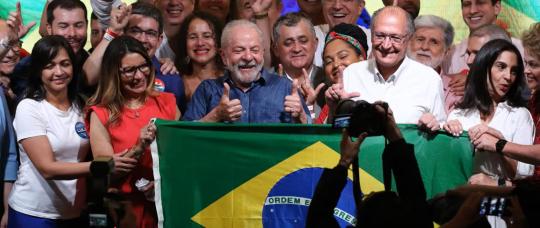 Lula conquista quarto mandato histórico no Brasil, e Flávio Bolsonaro promete contestar o resultado na Justiça.