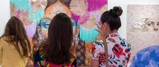 Pompano Beach combina shows ao ar livre, teatro e arte em uma programação cultural diversificada.