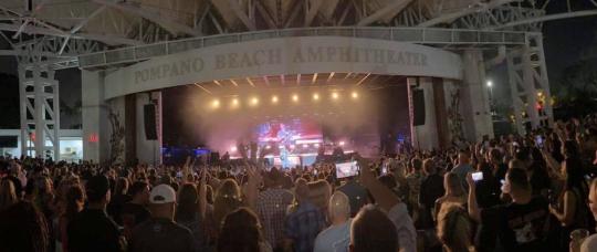 Pompano Beach invita a disfrutar de conciertos, teatro y arte al aire libre durante todo el año.