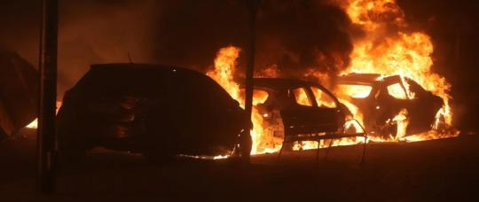 Bilbao registra una noche de disturbios con vehículos incendiados, saqueos y 17 detenidos.