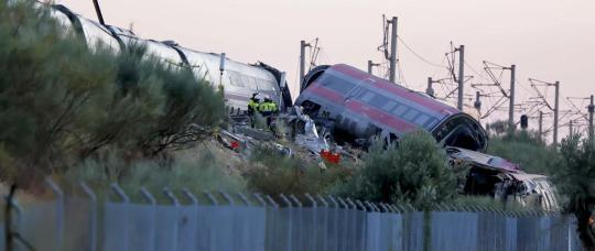 Tragedia ferroviaria en España ascienden a 69 los muertos y crece la presión política por la investigación.